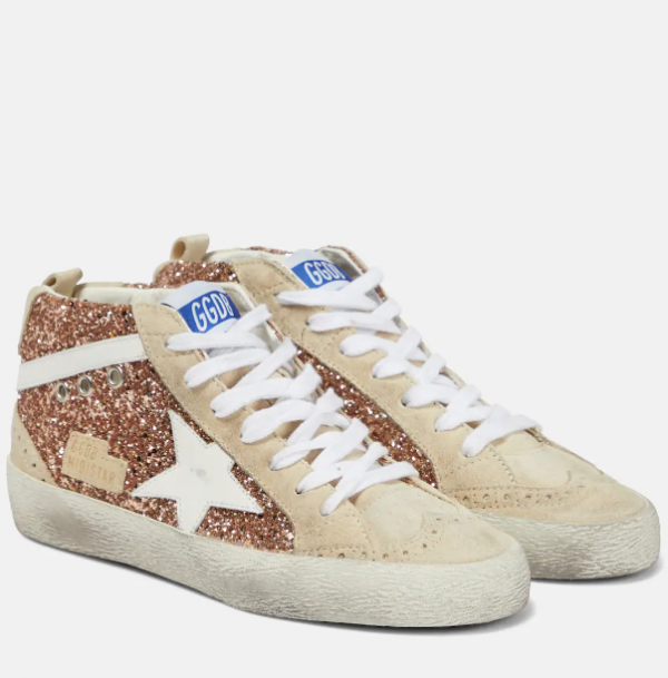 Sepatu sneakers dengan aksen logam atau kilauan yang mewah